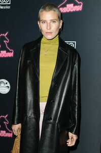 Dree+Hemingway+Premiere+Orchard+Unicorn+Arrivals+L7yBW5bbdtwx.jpg