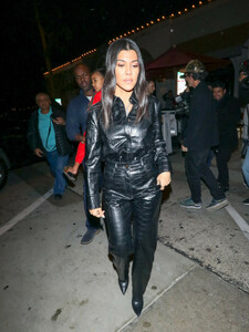 Kourtney+Kardashian+outside+Craig+Restaurant+bVFTzKPeyyox.jpg