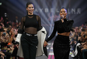 269640434_AdrianaLimaMaybellineNewYorkShowBerlinqzITnwE_tKWx.thumb.jpg.57f677e6c06123478b305f64377f3c2f.jpg