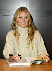 Gwyneth+Paltrow+Signs+Copies+New+Book+Clean+PLDsvK1jbWox.jpg