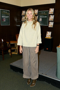 Gwyneth+Paltrow+Signs+Copies+New+Book+Clean+lI7soDckhUmx.jpg