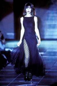 308742030_Versace1993WomenRTW176.thumb.jpg.1fcff528a78660d17bae227fefadc0b4.jpg