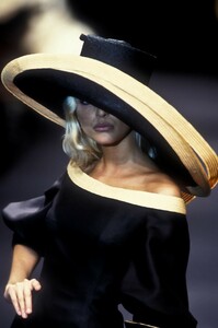 319434236_ChristianDior1994HauteCouture86.thumb.jpg.c82e142ff6a0d5169771fcdcd3474883.jpg