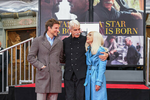 Lady+Gaga+TCL+Chinese+Theatre+Hosts+Sam+Elliott+eQjZ2stgh0Bx.jpg