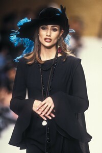 36177761_EmanuelUngaro1994WomenRTW66.thumb.jpg.3be8968b826068ddf0eeee7cdae8aa26.jpg