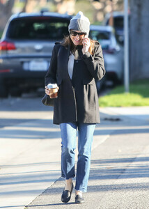 Jennifer+Garner+chats+phone+dgrE8bGucSax.jpg