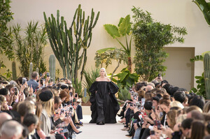 387192190_ValentinoSpring2019k9u_kekNMAvx.thumb.jpg.35f53e097aaf6e83512c5609c8765204.jpg
