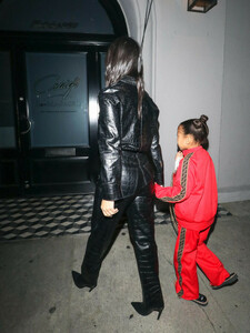 Kourtney+Kardashian+outside+Craig+Restaurant+IYOQBHPU9h2x.jpg