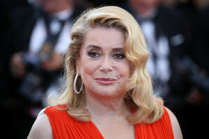 Catherine+Deneuve+70th+Anniversary+Red+Carpet+6vuw0b5dsCyx.jpg