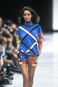 468711689_Versace1991WomenRTW78.thumb.jpg.32c90931466b6d0925431a831071441a.jpg