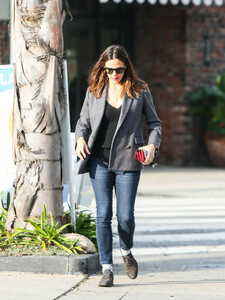 Jennifer+Garner+grabs+coffee+-PBRO5T93Lgx.jpg