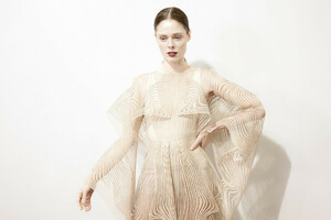 Coco+Rocha+Iris+Van+Herpen+Backstage+Paris+cAzFCW8Wpcxx.jpg