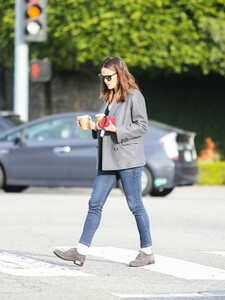 Jennifer+Garner+grabs+coffee+8cvK6DEsi-_x.jpg