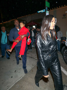 Kourtney+Kardashian+outside+Craig+Restaurant+rMmj7-Kdvd4x.jpg