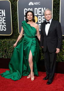 Catherine+Zeta+Jones+76th+Annual+Golden+Globe+XBUAhvsOrg8x.jpg