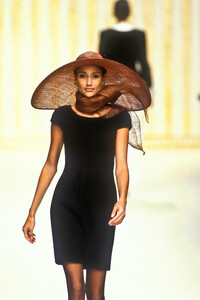 574247616_PierreBalmain1994HauteCouture65.thumb.jpg.916de7d9d3660c4792df2f40e163d7a2.jpg