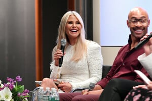 Christie+Brinkley+Cocktails+Conversation+Stars+dhrqAx_24sVx.jpg