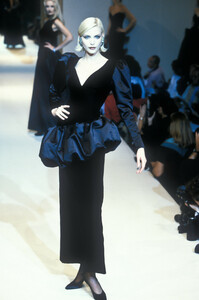 605042053_Givenchy1995HauteCouture96.thumb.jpg.96cf1bbd480778f515d32bad7e9309cc.jpg