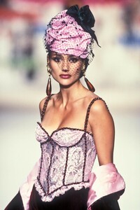 63704824_EmanuelUngaro1994HauteCouture55.thumb.jpg.d4d239e1116cf9014b8177ea24a4fe20.jpg