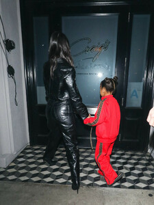 Kourtney+Kardashian+outside+Craig+Restaurant+_iK21l6t4QXx.jpg