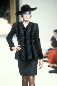 642752020_Givenchy1995HauteCouture82.thumb.jpg.8be49f16feb39c72a7d02335485fb28e.jpg