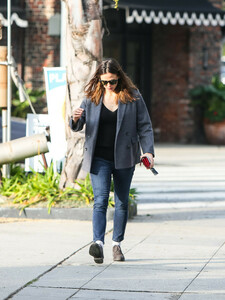 Jennifer+Garner+grabs+coffee+kxYfgndtKeXx.jpg