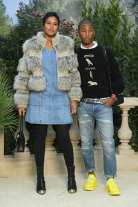 Pharrell+Williams+Chanel+Front+Row+Paris+Fashion+ftBrnGd6mEUx.jpg