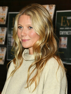 Gwyneth+Paltrow+Signs+Copies+New+Book+Clean+UrUJZKsOx38x.jpg