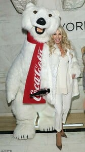 6821560-6445057-How_does_she_do_it_Christie_brought_her_large_cheerful_smile_to_-a-26_1543550507291.jpg