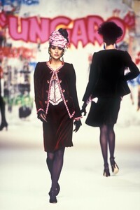 69451912_EmanuelUngaro1994HauteCouture53.thumb.jpg.98cbfd6fa0f9bddfda42c83bff106245.jpg