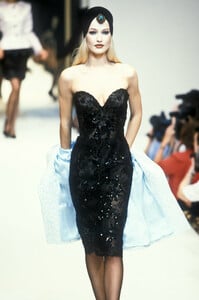 71190931_Givenchy1995HauteCouture91.thumb.jpg.e627ffba88af7260154a344344f1077d.jpg