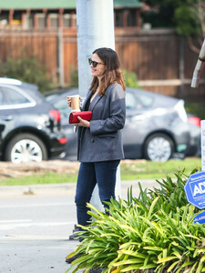 Jennifer+Garner+grabs+coffee+Cmrknfw0-glx.jpg