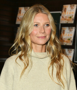Gwyneth+Paltrow+Signs+Copies+New+Book+Clean+Se1N73jpGbIx.jpg
