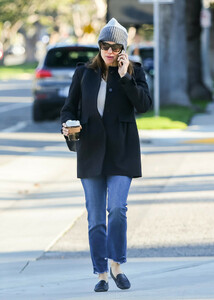 Jennifer+Garner+chats+phone+NtZJe1TOTtrx.jpg