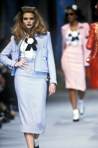 765568429_Chanel1992WomenRTW93.thumb.jpg.4b1266521e0700e374acace699455e6f.jpg