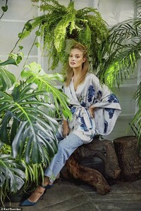 7667568-6516933-From_boudoir_to_big_night_out_this_kimono_looks_brilliant_with_j-a-11_1546528063638.jpg
