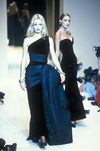 769232025_Givenchy1995HauteCouture87.thumb.jpg.a1fb0ecab565b116a819011cb3e0c3b4.jpg