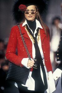 780751993_Chanel1993WomenRTW68.thumb.jpg.1b21bf493132d0c445f5ce50ba3e2d98.jpg