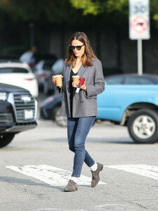 Jennifer+Garner+grabs+coffee+DYwjt7FnX9mx.jpg