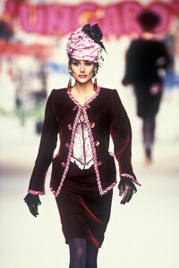 799120176_EmanuelUngaro1994HauteCouture54.thumb.jpg.7040294f4f43aa0116fe8a7d4e2ae836.jpg