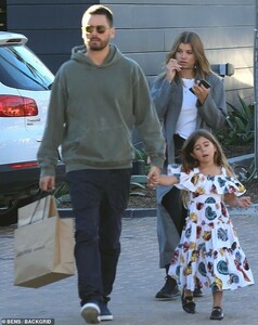 8109094-6556219-Scott_Disick_enjoyed_a_day_of_shopping_at_the_Malibu_Country_Mar-a-67_1546564177697.jpg