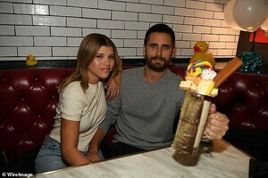 8151742-6559785-One_on_one_Scott_Disick_and_Sofia_Richie_enjoyed_some_alone_time-a-23_1546671335972.jpg