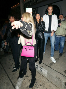 Kourtney+Kardashian+outside+Craig+Restaurant+Vpu1X5ccL27x.jpg