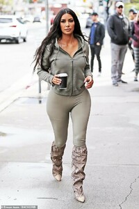 8257376-6568025-Stunner_Kim_Kardashian_38_looked_ebullient_and_healthy_as_she_wa-a-13_1546967897475.jpg