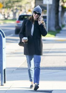 Jennifer+Garner+chats+phone+HympaUnPNXLx.jpg