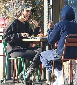 8376570-6579293-Outdoor_dining_She_stayed_warm_in_a_black_and_green_sweatshirt-m-23_1547160739374.jpg