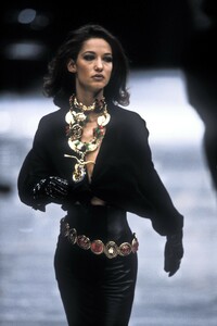 846563991_Versace1991WomenRTW42.thumb.jpg.9d4a034660d7c72521ecae5dda8cc56e.jpg