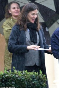 8578098-6596515-Hello_sunshine_Garner_looked_in_high_spirits_during_the_rainy_LA-a-38_1547609574275.jpg