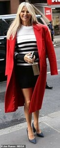 8653194-6603385-Mod_about_you_Christie_s_long_legs_were_front_and_center_in_the_-a-11_1547743879845.jpg