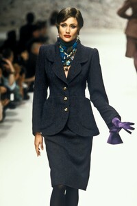 869430874_EmanuelUngaro1995HauteCouture27.thumb.jpg.c013d2413abb6b0817cb5cf5694c88be.jpg